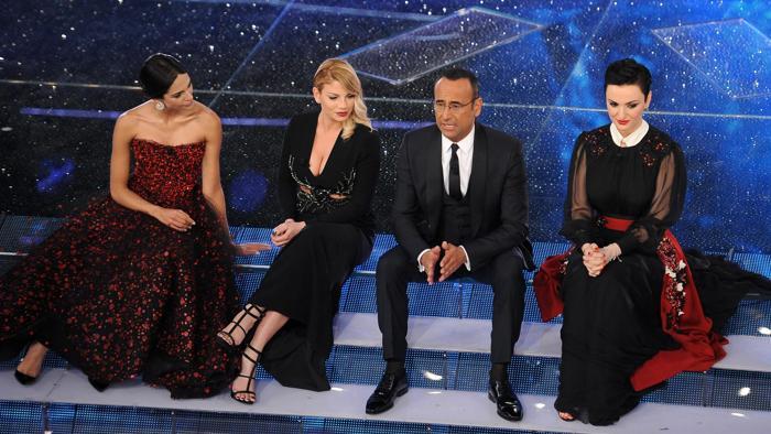 Rocío Muñoz Morales, Emma, Carlo Conti ed Arisa sul palco dell'Ariston